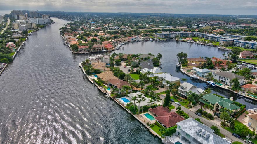 DIRECT INTRACOASTAL DELRAY BEACH DREAM OPPORTUNITY! A BEAUTIFULLY REMODELED HOME WITH WORLD CLASS WIDE WATER VIEWS. SPLIT BEDROOM FLOOR PLAN PROVIDES OWNER PRIVACY IN THE NORTH MASTER SUITE W/ A WALK IN CLOSET, LARGE WALK IN SHOWER & DUAL SINKS IN MASTER BATH. TWO SOUTH SIDE GUEST BEDROOMS HAVE THEIR OWN BATHROOMS.   SPECTACULAR WATER VIEWS FROM EVERYWHERE. A LARGE KITCHEN SPLITS THE FAMILY ROOM. EVERY ROOM OPENS TO THE POOL DECK & WATERFRONT. ENJOY THE SHADE OUT BACK WITH LOTS OF COVERED LOUNGING AREAS. THE GREAT OUTDOOR KITCHEN AREA WITH SINK & FRIDGE IS PERFECT TO ENTERTAIN. LOUNGE IN THE SUN AROUND THE ELEGANT POOL OR ON THE WATERFRONT DECK AREA. EASY ACCESS TO YOUR BOAT ON THE LIFT FROM YOUR 30' DOCK. PERFECT NEIGHBORHOOD TO BUILD YOUR DREAM HOME AT THIS AMAZING ICW PROPERTY!