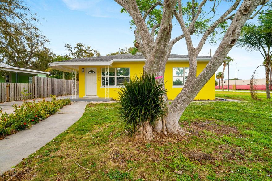 This spacious 2 bedroom/1 bathroom home with an abundance of yard space will be available the beginning of January. Great floor plan with washer and dryer and updated appliances! Great location in the Warehouse District. Walking distance to the newly rebranded Caroline Station.
