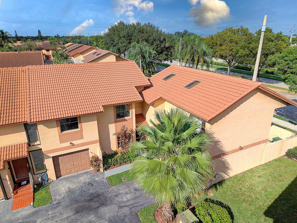 Photo of 1013 SW 112th Terrace #1013, Pembroke Pines, FL 33025 (MLS # F10520034)