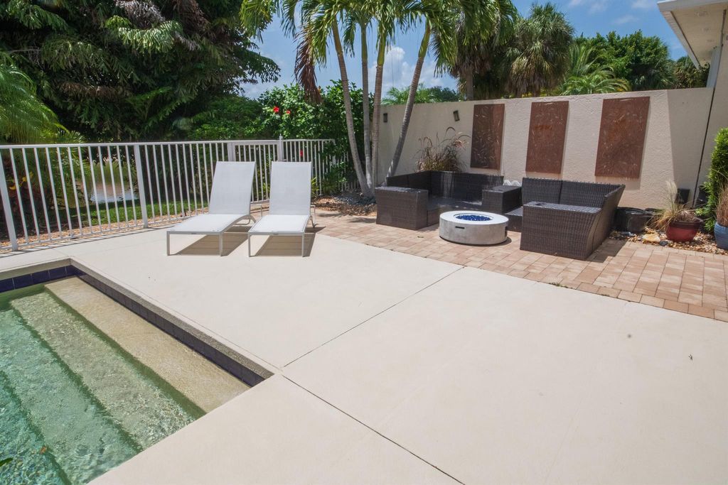 Photo of 247 Kelsey Park Circle, Palm Beach Gardens, FL 33410 (MLS # R11104892)