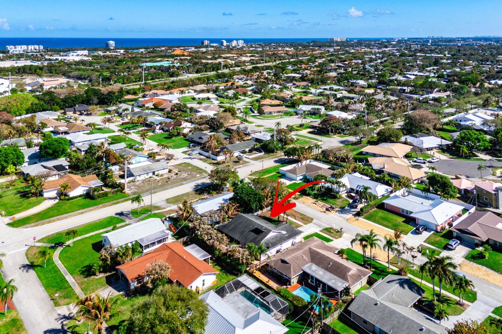 Photo of 4153 Russell St, Jupiter, FL 33469 (MLS # B26001060)