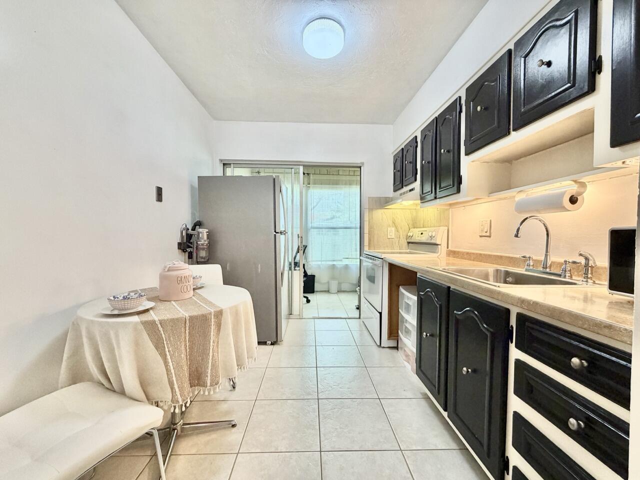 VILLAGES OF ORIOLE ABBEY CONDO - Residential