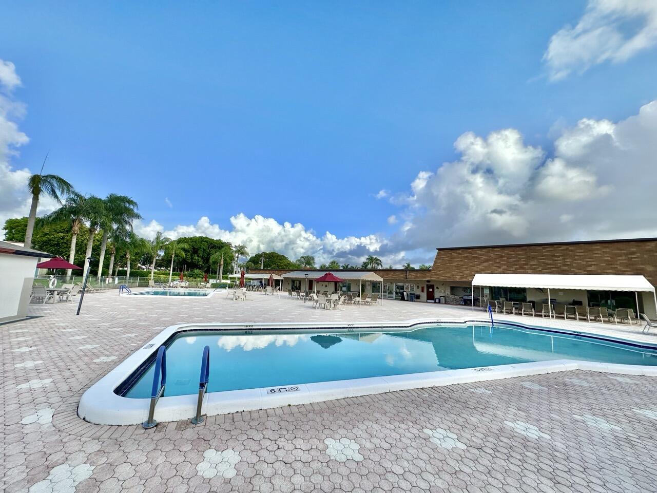 VILLAGES OF ORIOLE ABBEY CONDO - Residential