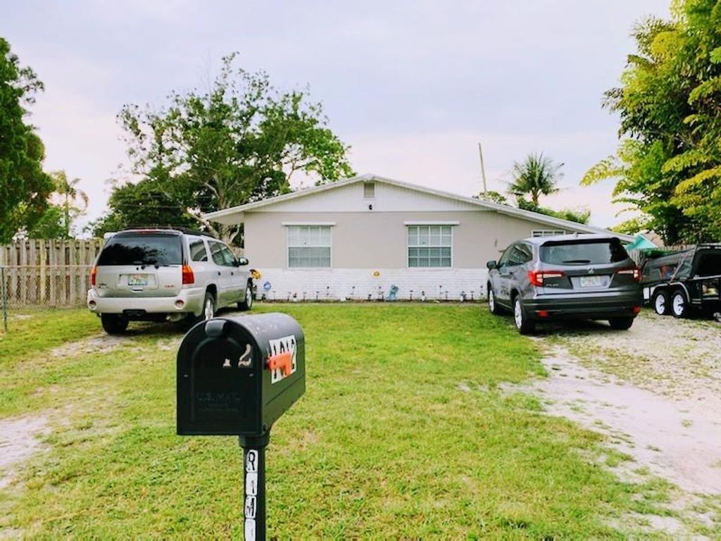 Photo of 1012 Pottawatomie St, Jupiter, FL 33458 (MLS # F10331180)