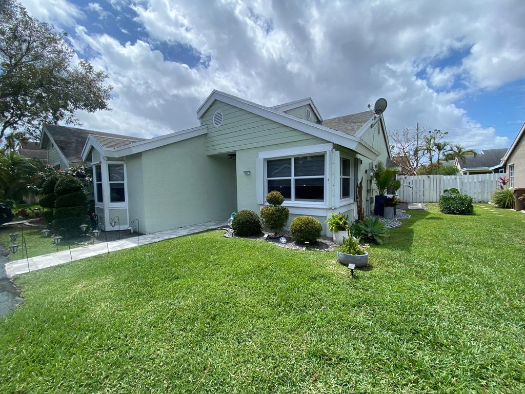 Photo of 1101 SW 111th Terrace, Davie, FL 33324 (MLS # B26002361)