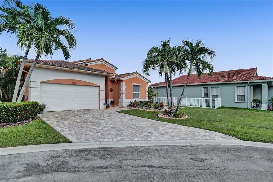 Look no further, this cozy and spectacular 3beds/2.5 Baths, upgraded Kitchen includes quartz counter tops & backsplash, white cabinetry and pantry,  stainless steel appliances, the master bedroom features a walk-in closet and roman tub & Separate shower,  two car garage with extended driveway to fit more cars, in a very private cul-de-sac with endless beautiful lake views, patio screened and extended back yard for family entertainment.  WACH THE SLIDESHOW and you will be amazed.    Great gated community of Monarch Lakes, sub-div. " Palm Cove, with easy access to major highways, turnpike, restaurants, shopping malls, schools and much more, Don't miss out ! Beautiful Home 3 beds, 2 1/2 Baths gated Community PALM COVE-MONARCH LAKES