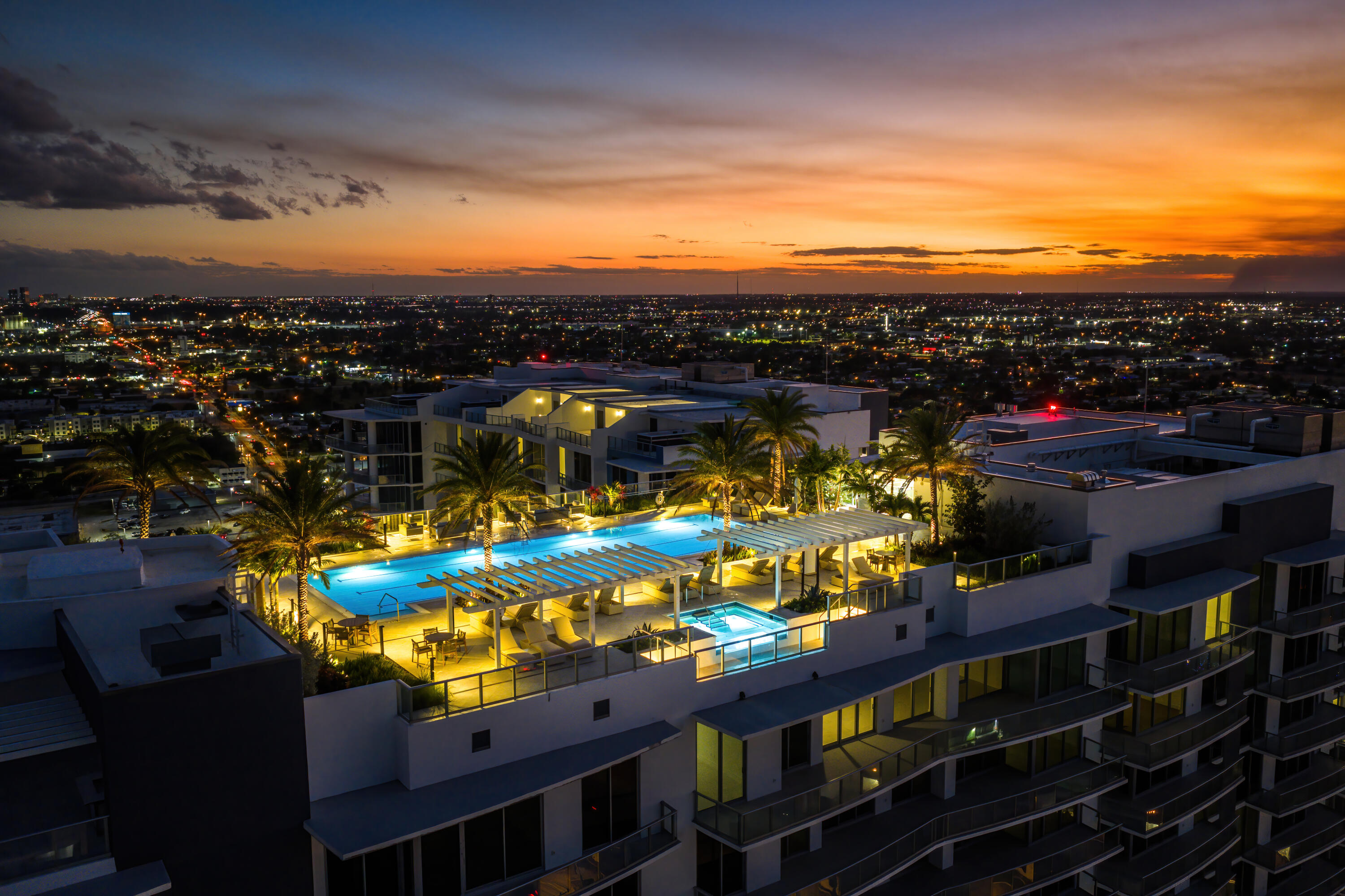 NAUTILUS 220 CONDOMINIUM - Residential