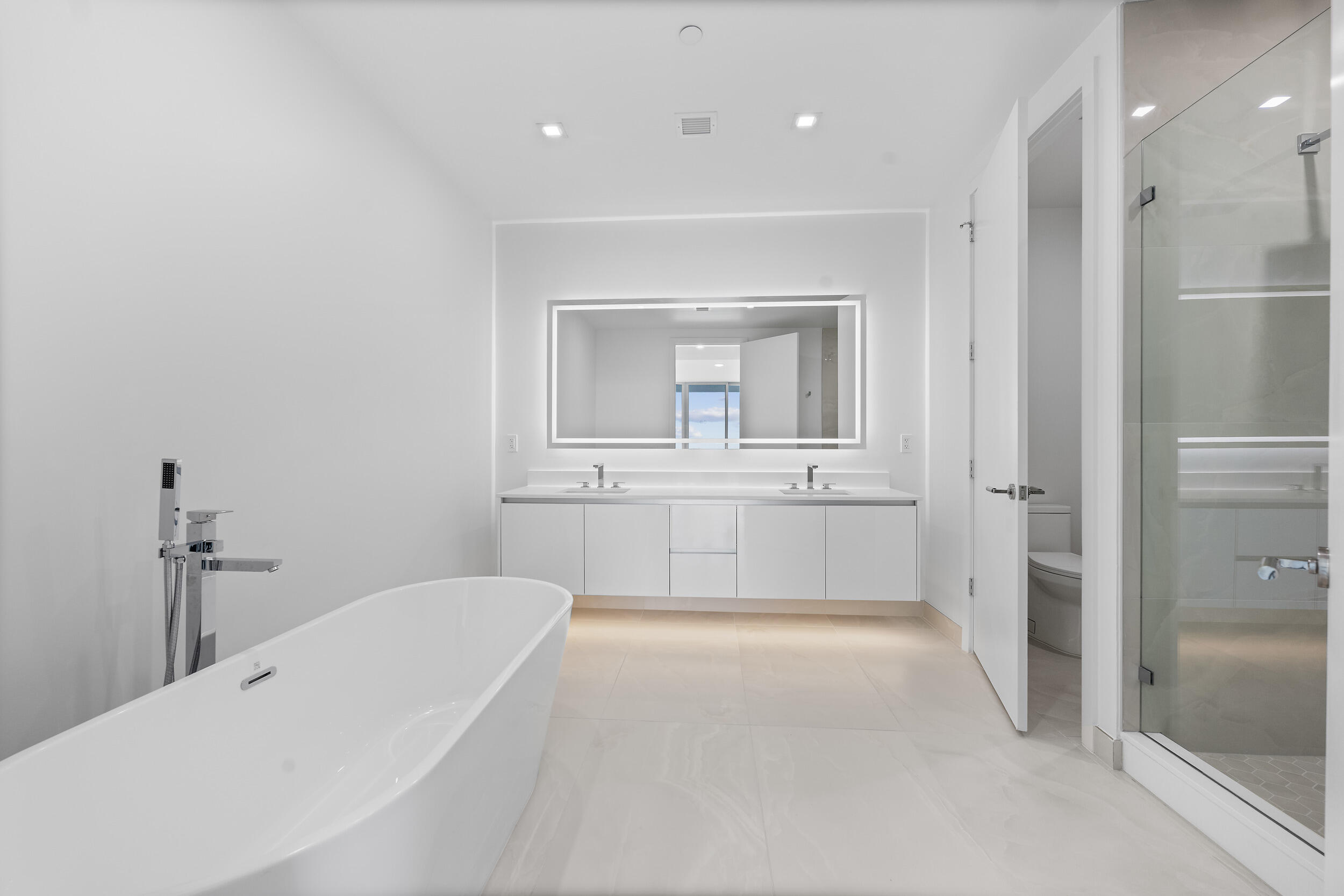 NAUTILUS 220 CONDOMINIUM - Residential