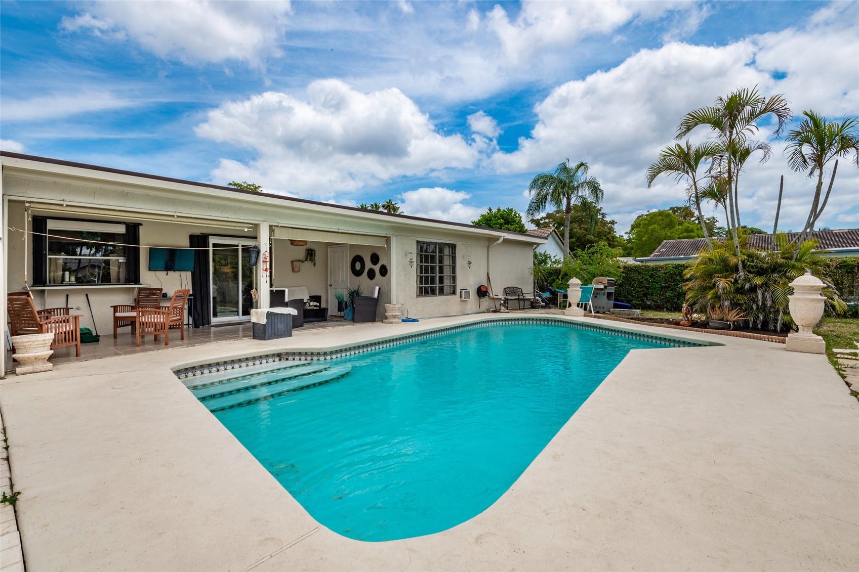 11430 NW 39th Ct, Coral Springs, FL, 33065/$619,950 3 11430 NW 39th Ct
