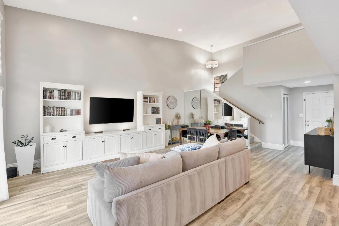 VILLA SONRISA CONDO - Residential