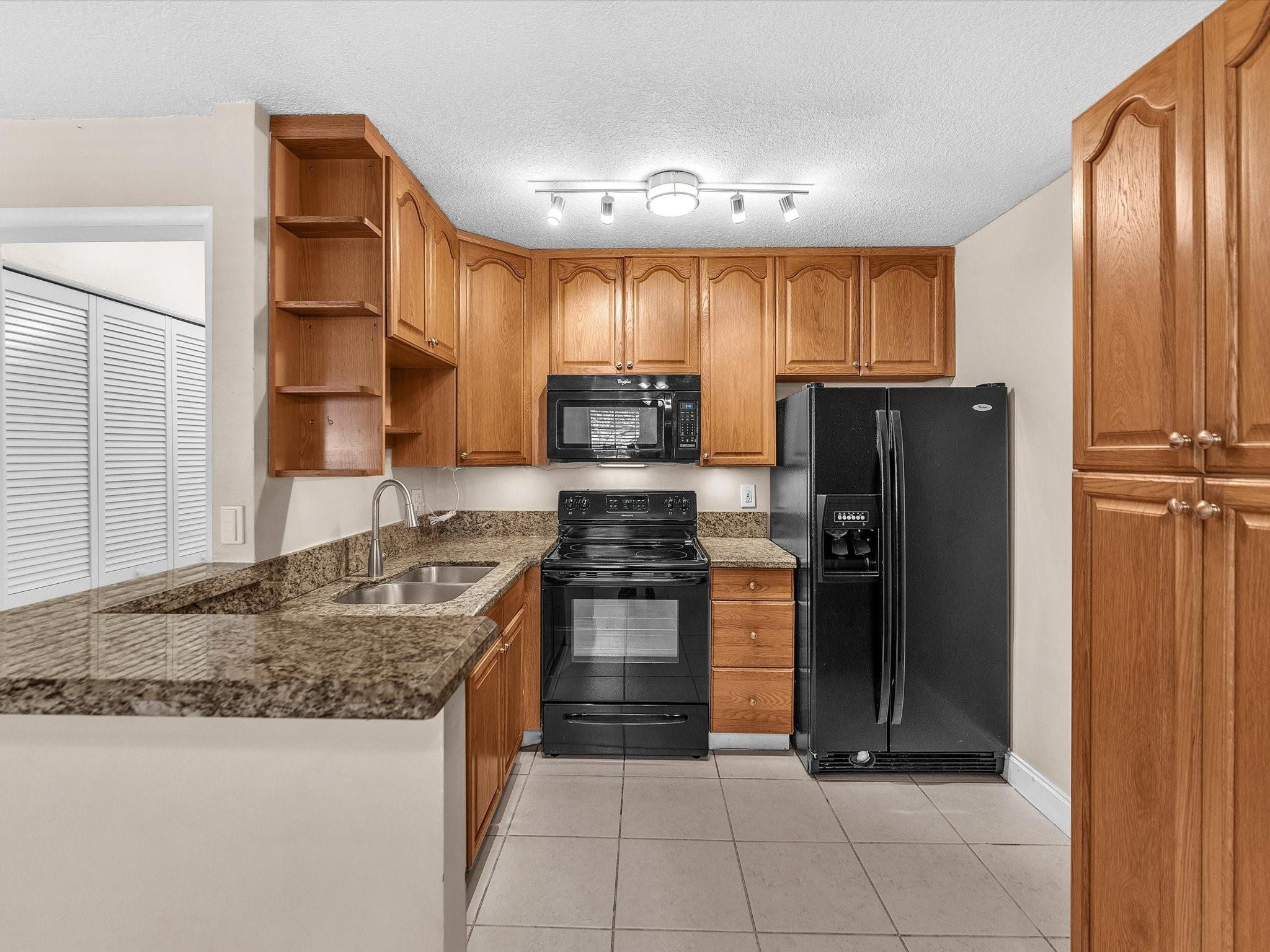 Country Park Condo - Residential Lease