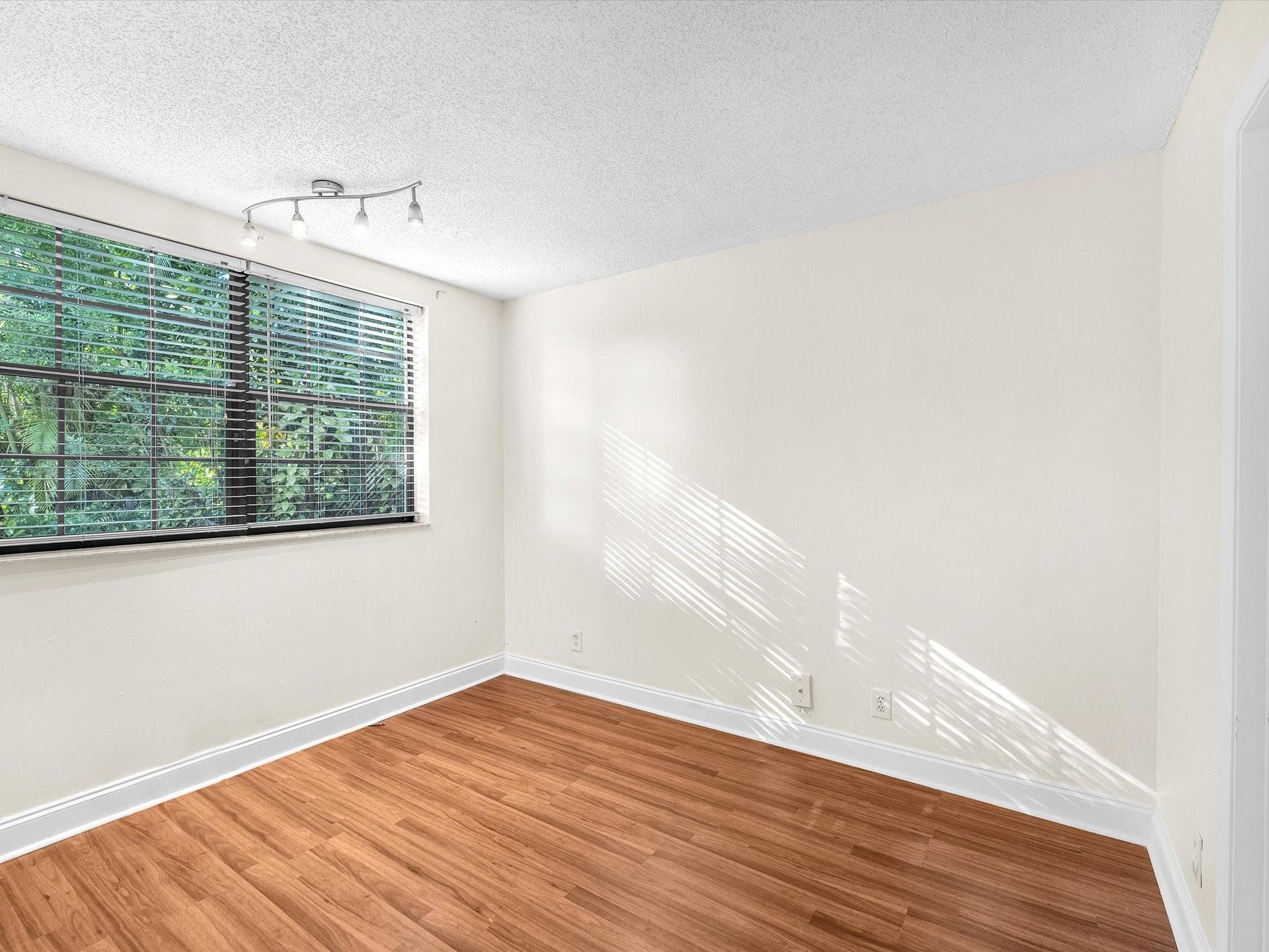 Country Park Condo - Residential Lease