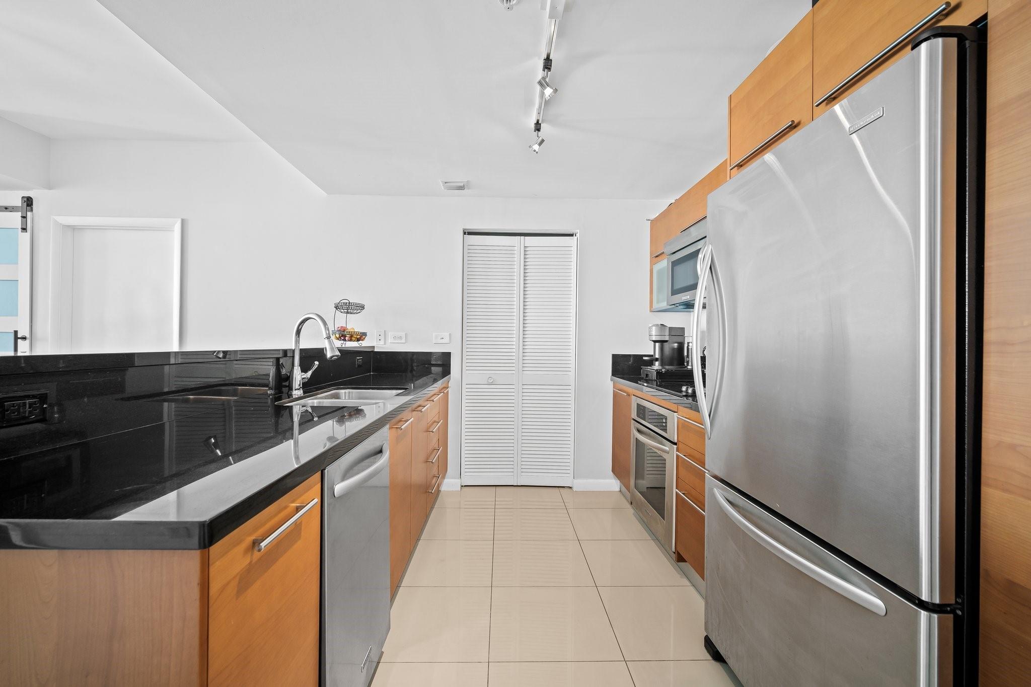 244 Biscayne Blvd 2210, Miami, FL, 33132/$535,000 4 244 Biscayne Blvd 2210