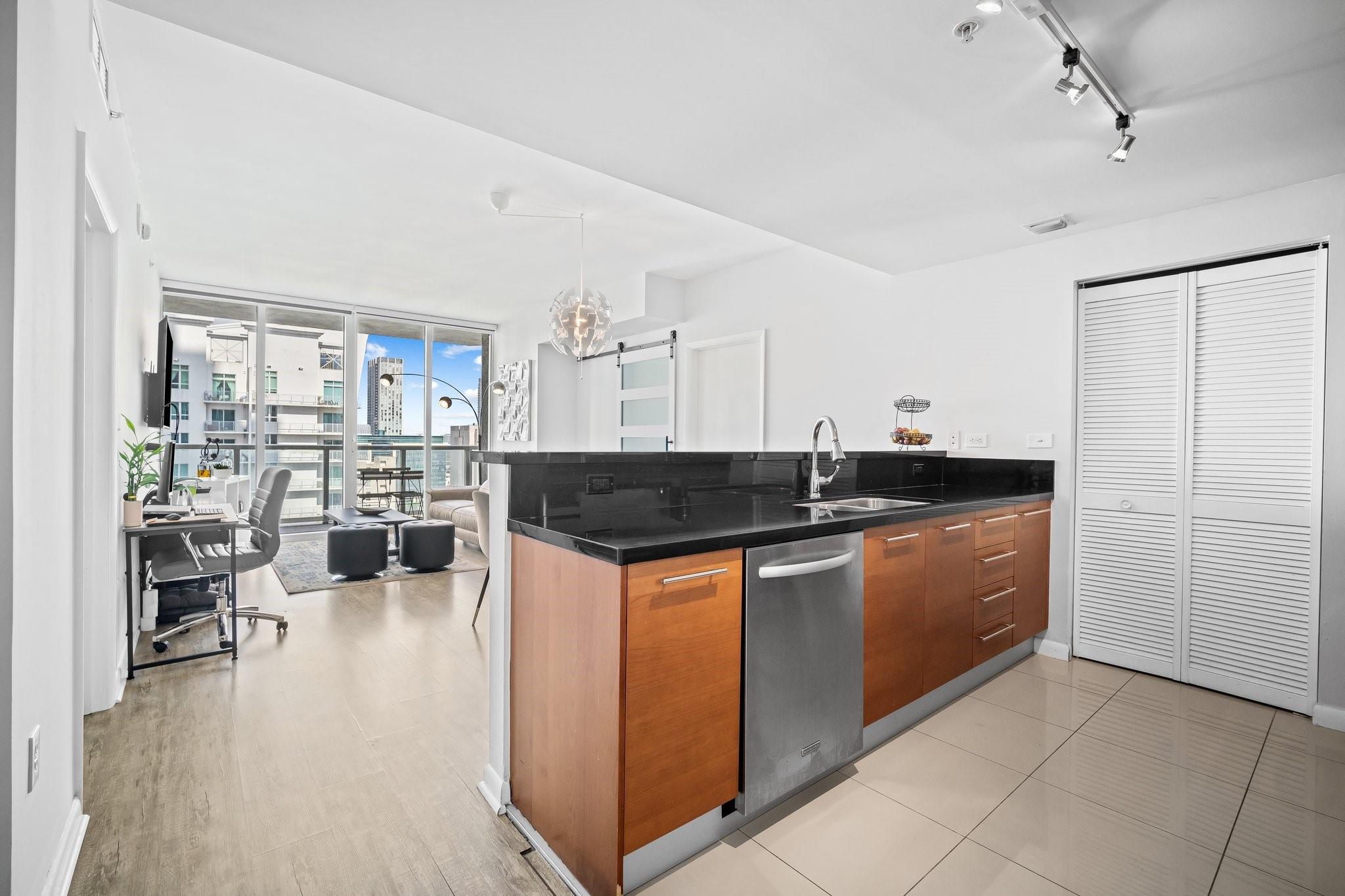 244 Biscayne Blvd 2210, Miami, FL, 33132/$535,000 2 244 Biscayne Blvd 2210