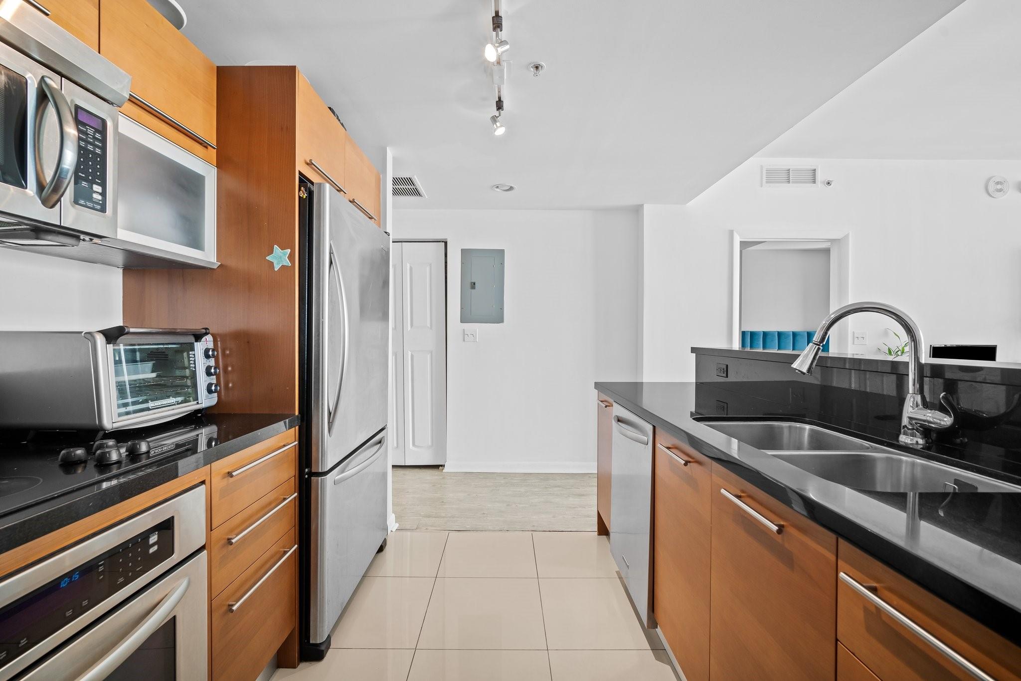 244 Biscayne Blvd 2210, Miami, FL, 33132/$535,000 3 244 Biscayne Blvd 2210