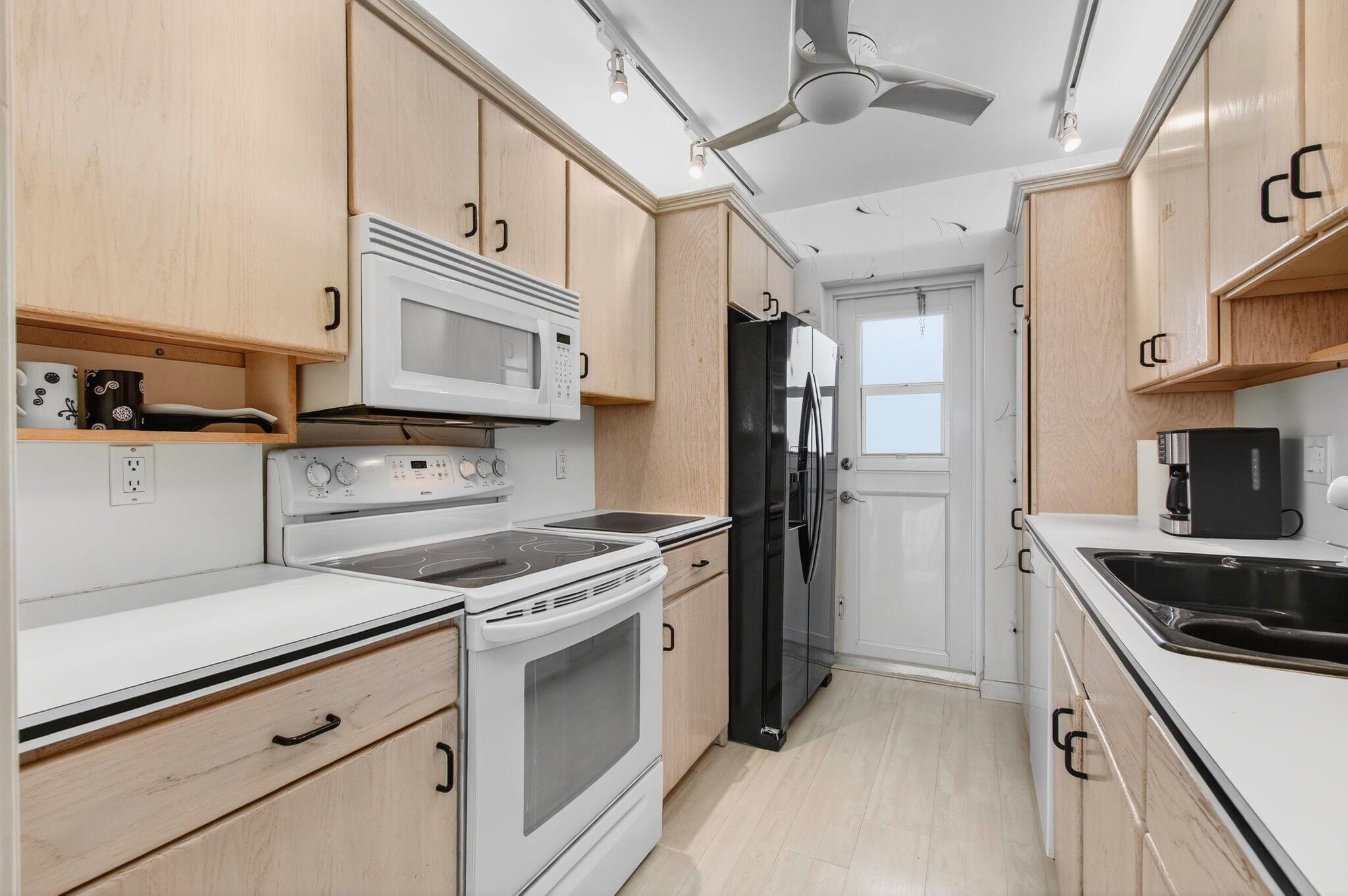 PENTHOUSE HIGHLANDS CONDO - Residential