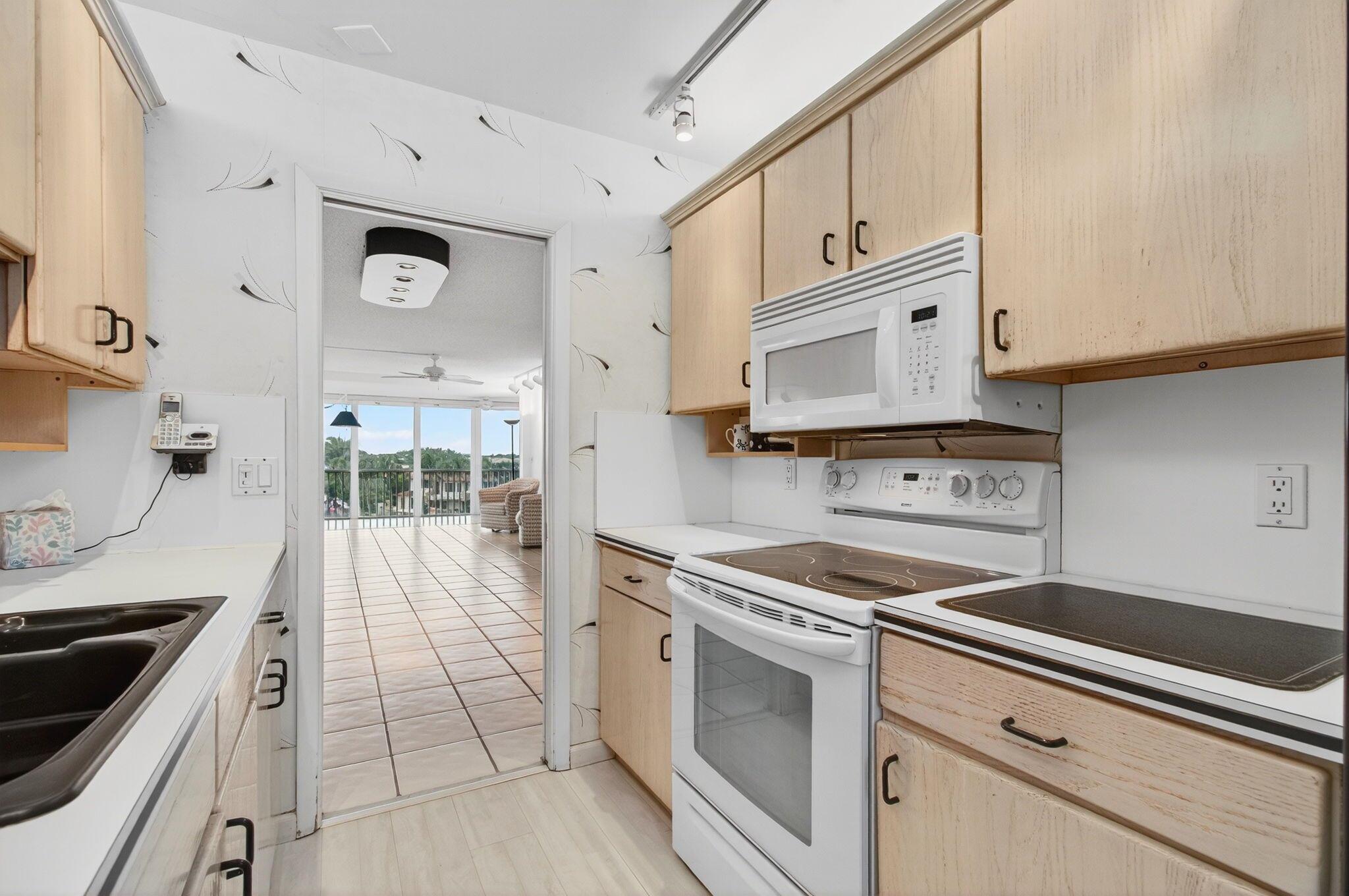 PENTHOUSE HIGHLANDS CONDO - Residential