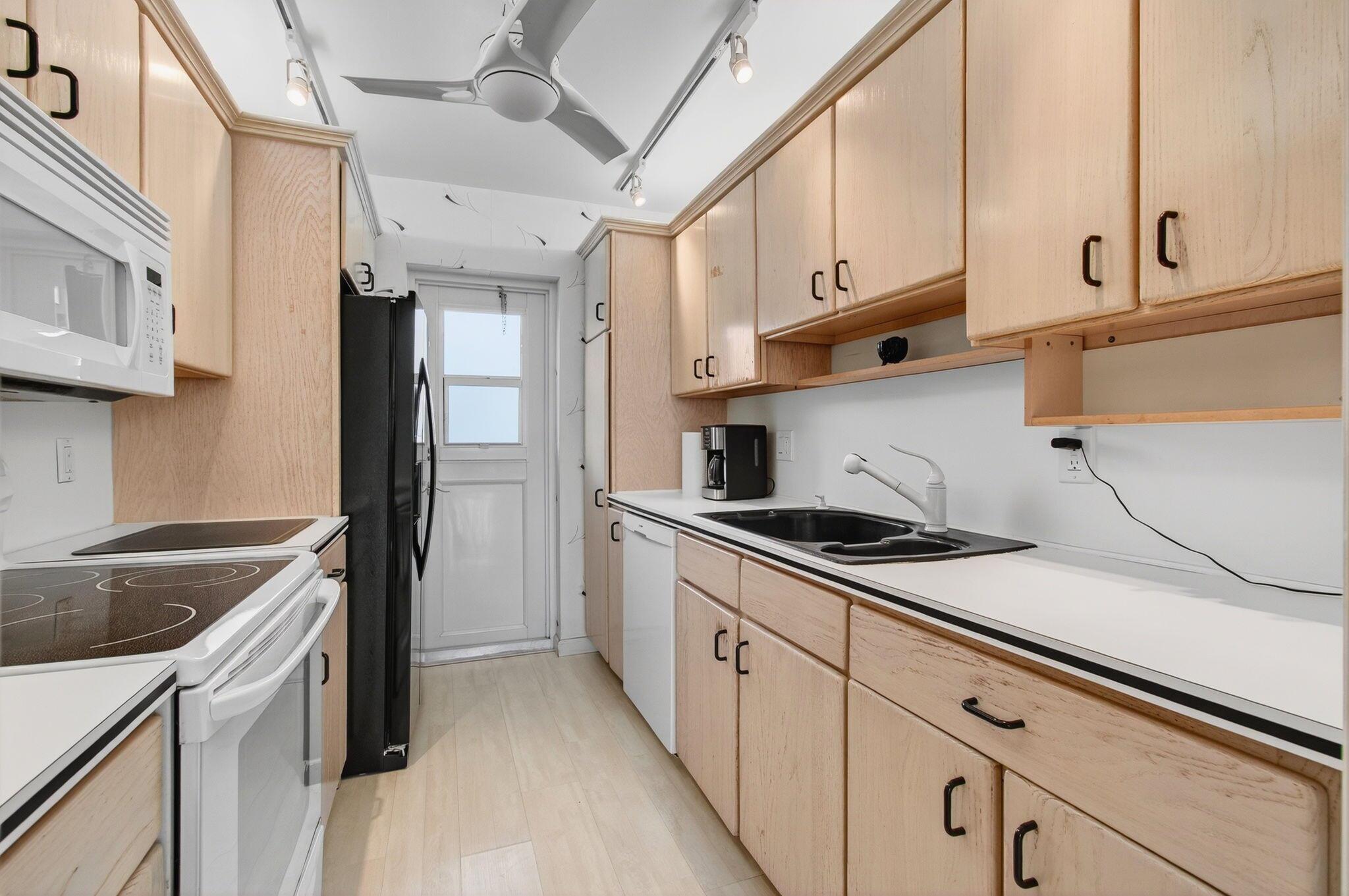 PENTHOUSE HIGHLANDS CONDO - Residential