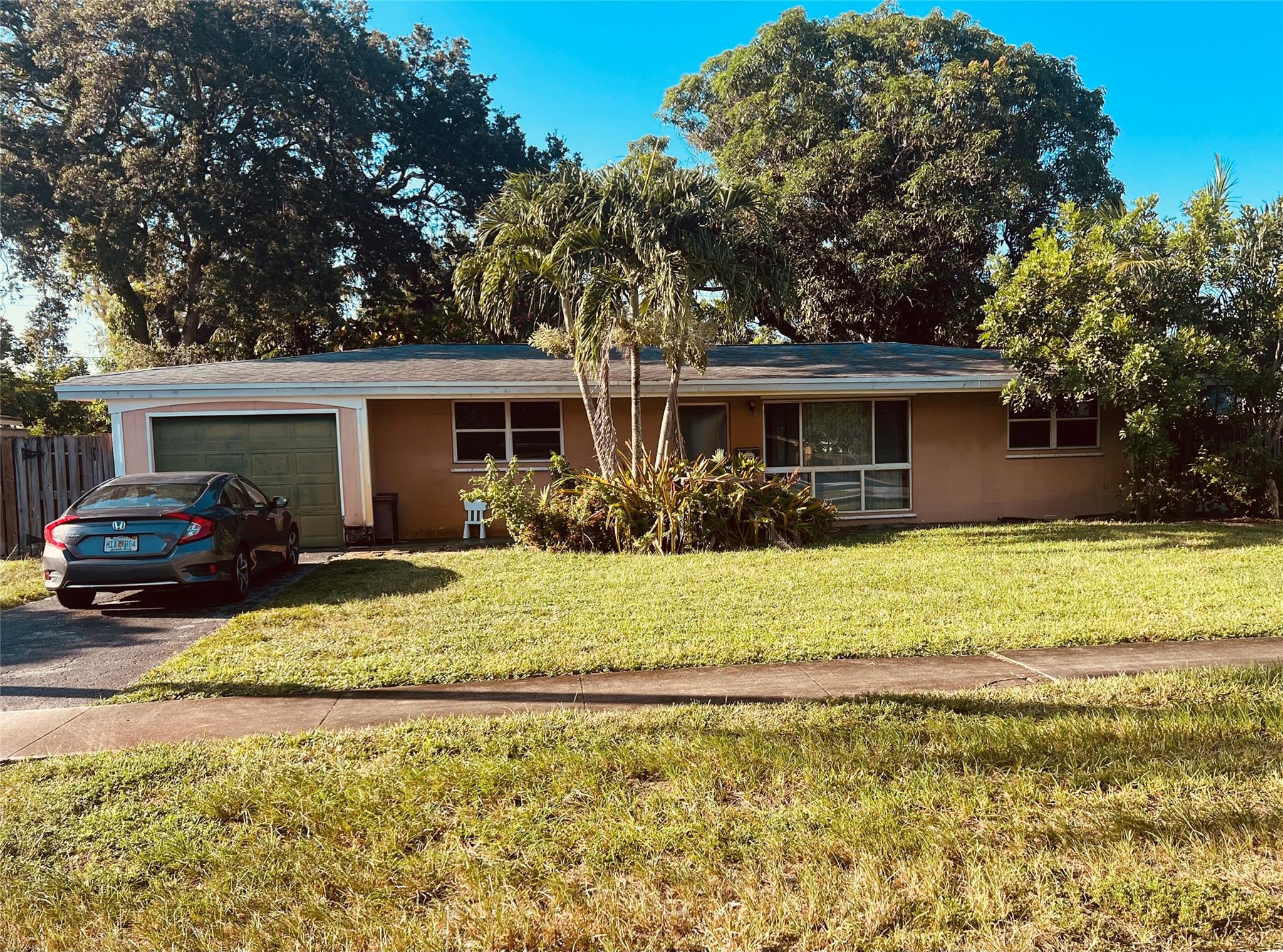 3 Bedroom, 2 Bathroom House for Sale
Key Features
3 spacious bedrooms
2 modern bathrooms
1 car garage for convenient parking
Perfect Home
This charming house offers ample space for living, relaxing, and entertaining. Contact us for more information!