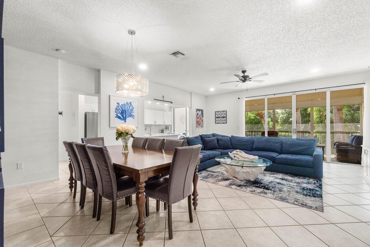 103 Half Moon Circle E2, Hypoluxo, FL, 33462/$350,000 2 103 Half Moon Circle E2