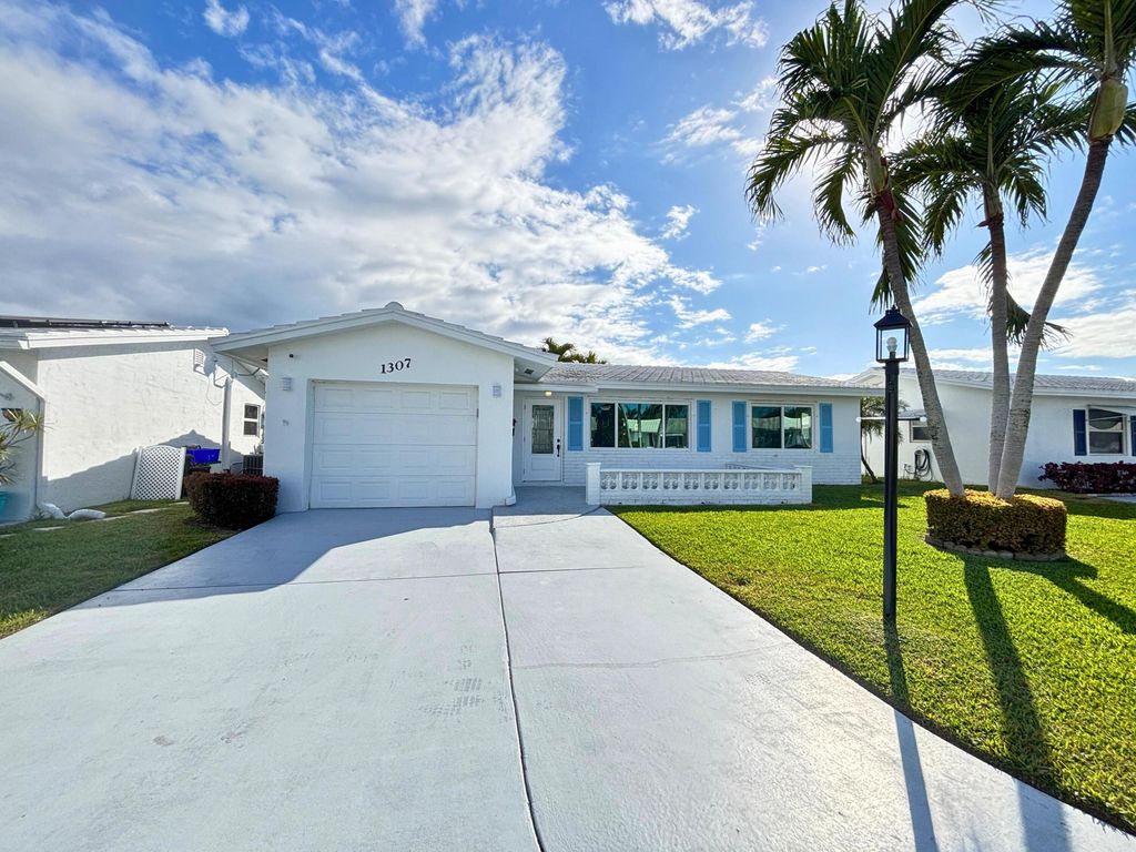 Photo of 1307 SW 24th St, Boynton Beach, FL 33426 (MLS # R11168060)