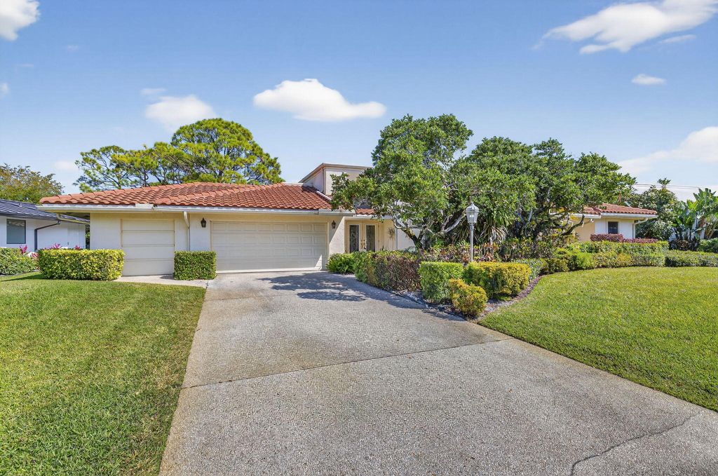 Photo of 4881 Pineview Circle, Delray Beach, FL 33445 (MLS # R11163822)