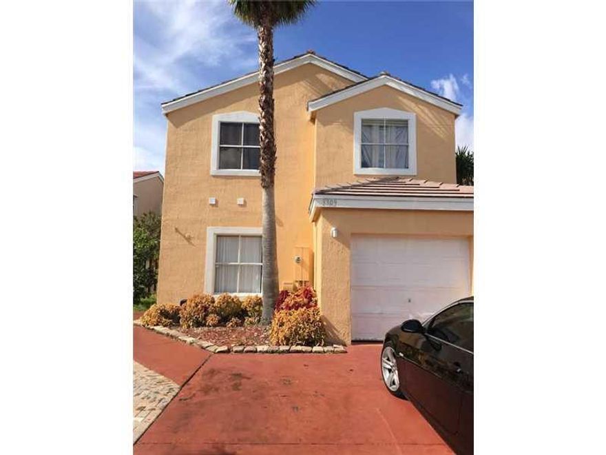 Gated community!!!!Spacious 3 2/1 in Coral Bay!!!!