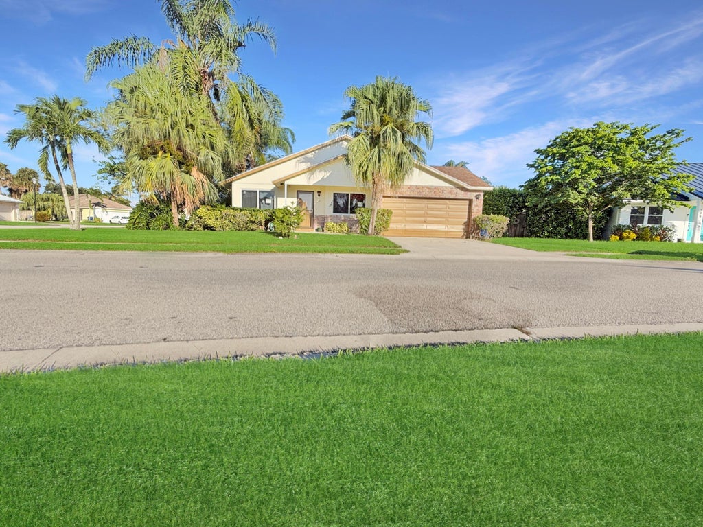 Photo of 180 RAINTREE Trail, Jupiter, FL 33458 (MLS # B26081435)