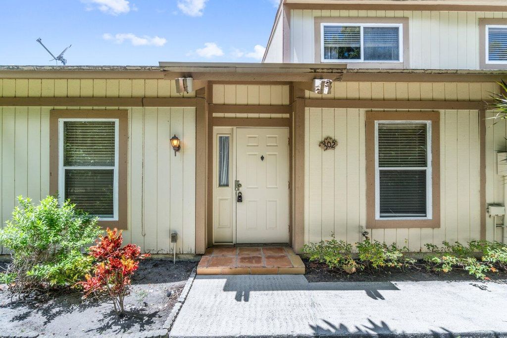 Photo of 302 Maplecrest Circle, Jupiter, FL 33458 (MLS # R10805499)