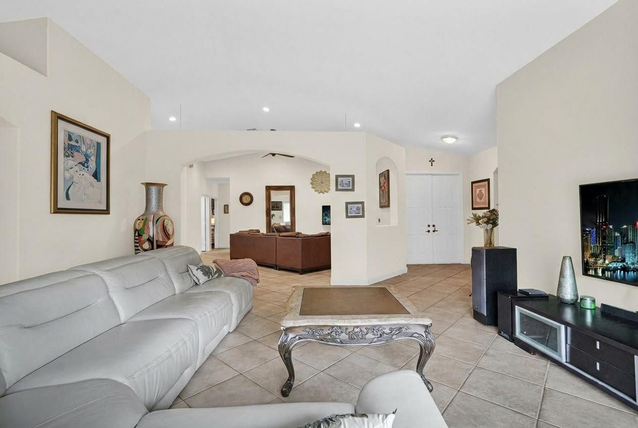 Windsor Palms 160-17 B - Residential