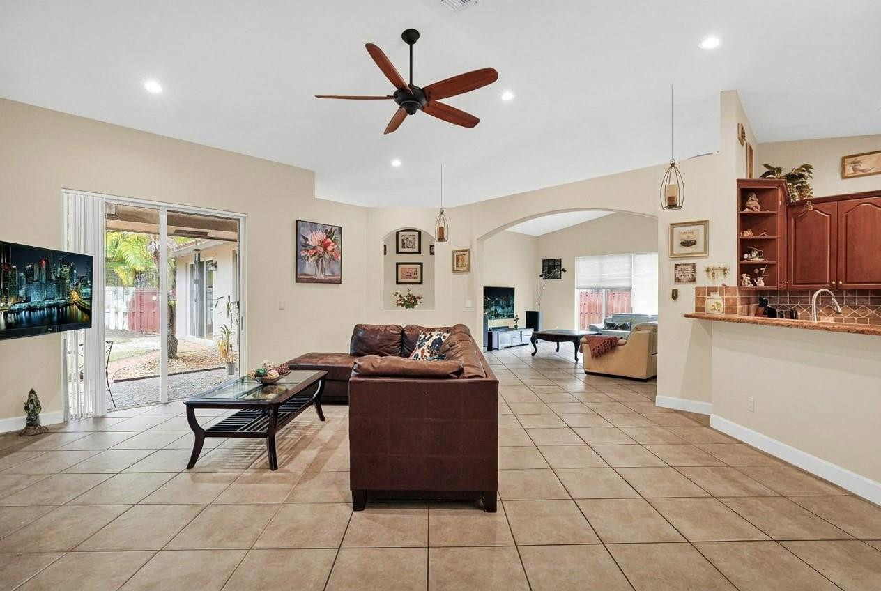 Windsor Palms 160-17 B - Residential