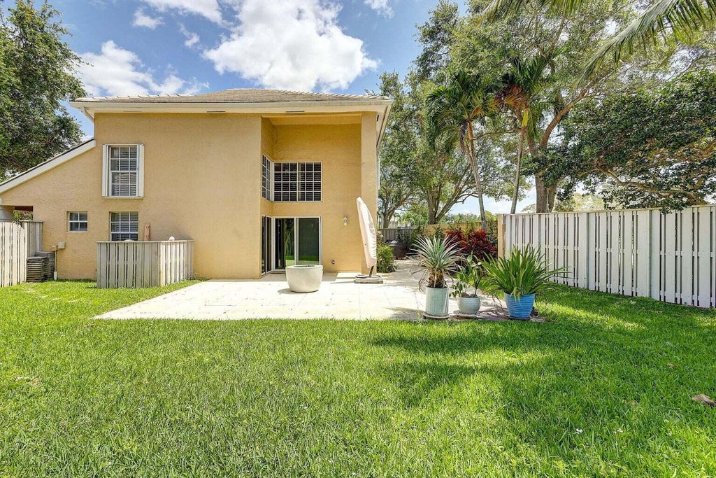 Photo of 11 Commanders Drive, Palm Beach Gardens, FL 33418 (MLS # R11089831)