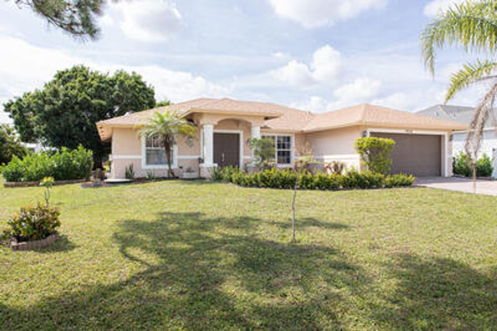 Photo of 934 SW Fisherman Avenue, Port Saint Lucie, FL 34953 (MLS # R10966880)