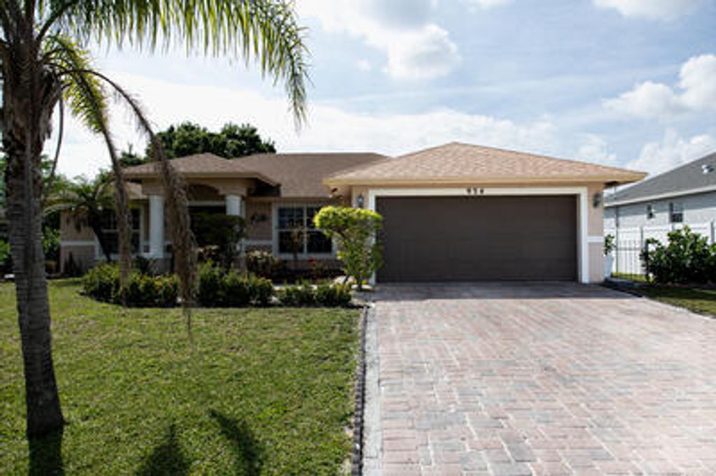 Photo of 934 SW Fisherman Avenue, Port Saint Lucie, FL 34953 (MLS # R10966880)