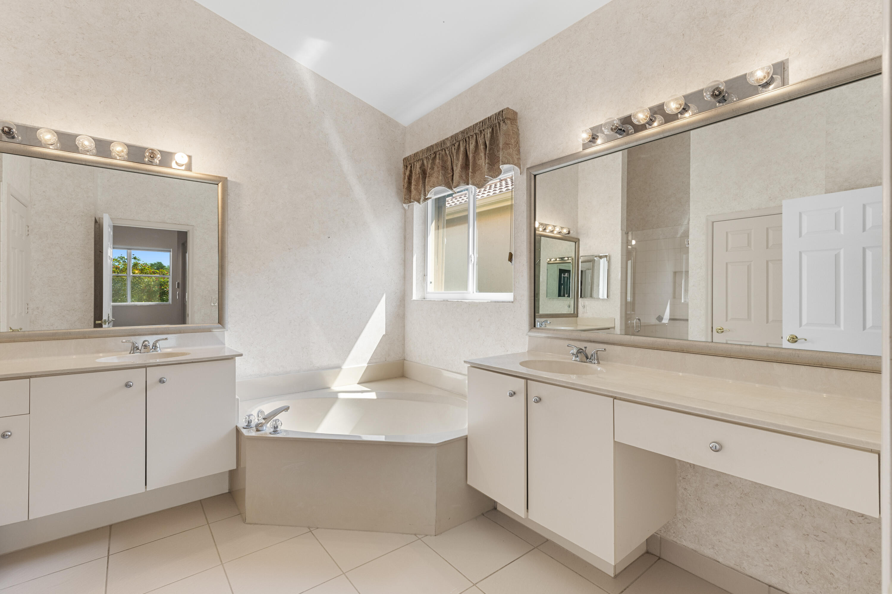 TWIN LAKES - Residential