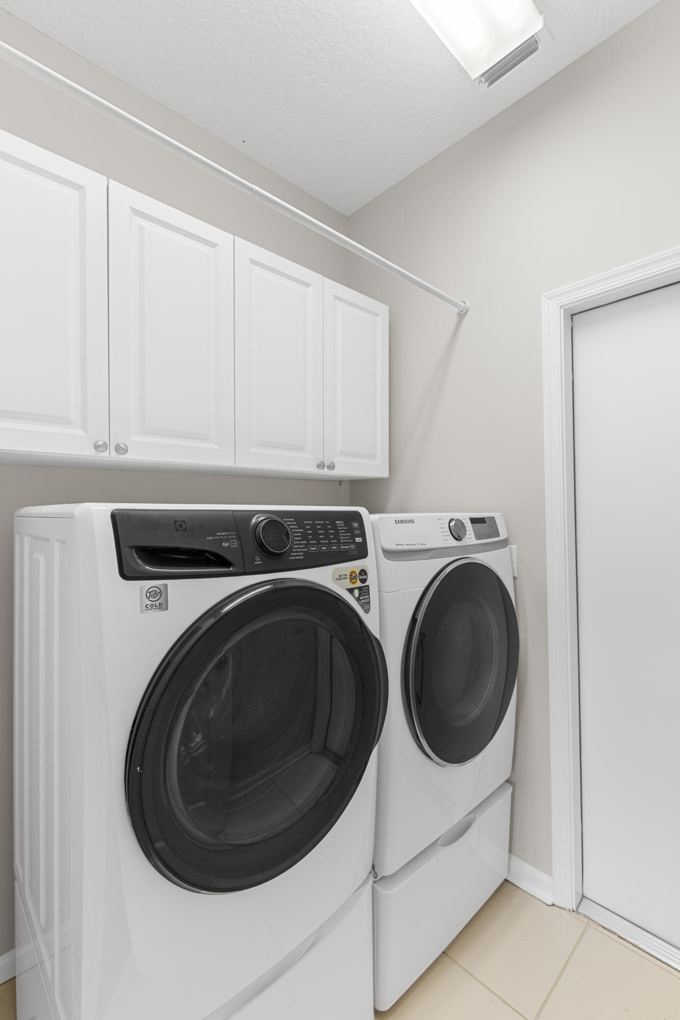 TWIN LAKES - Residential