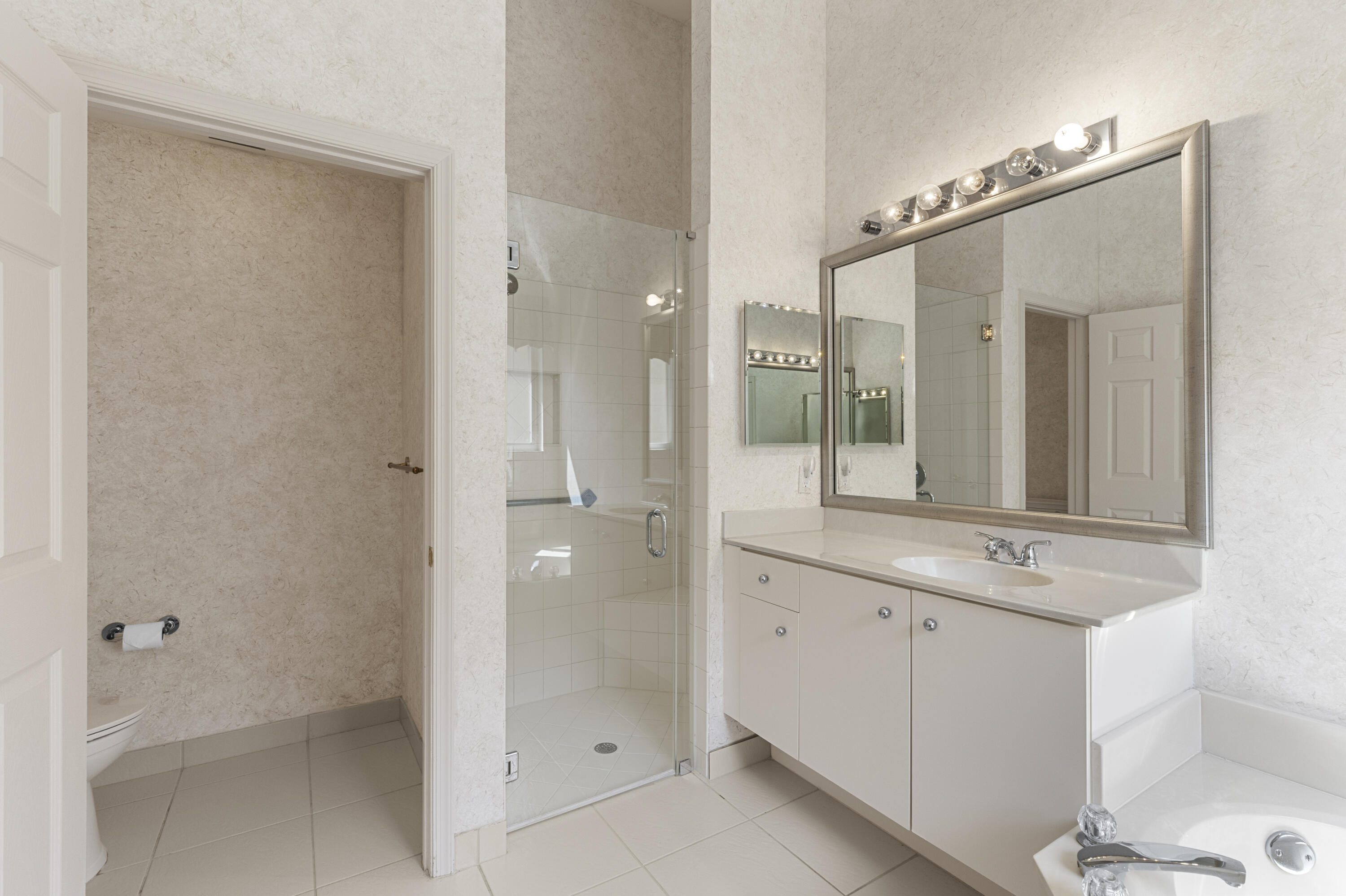 TWIN LAKES - Residential