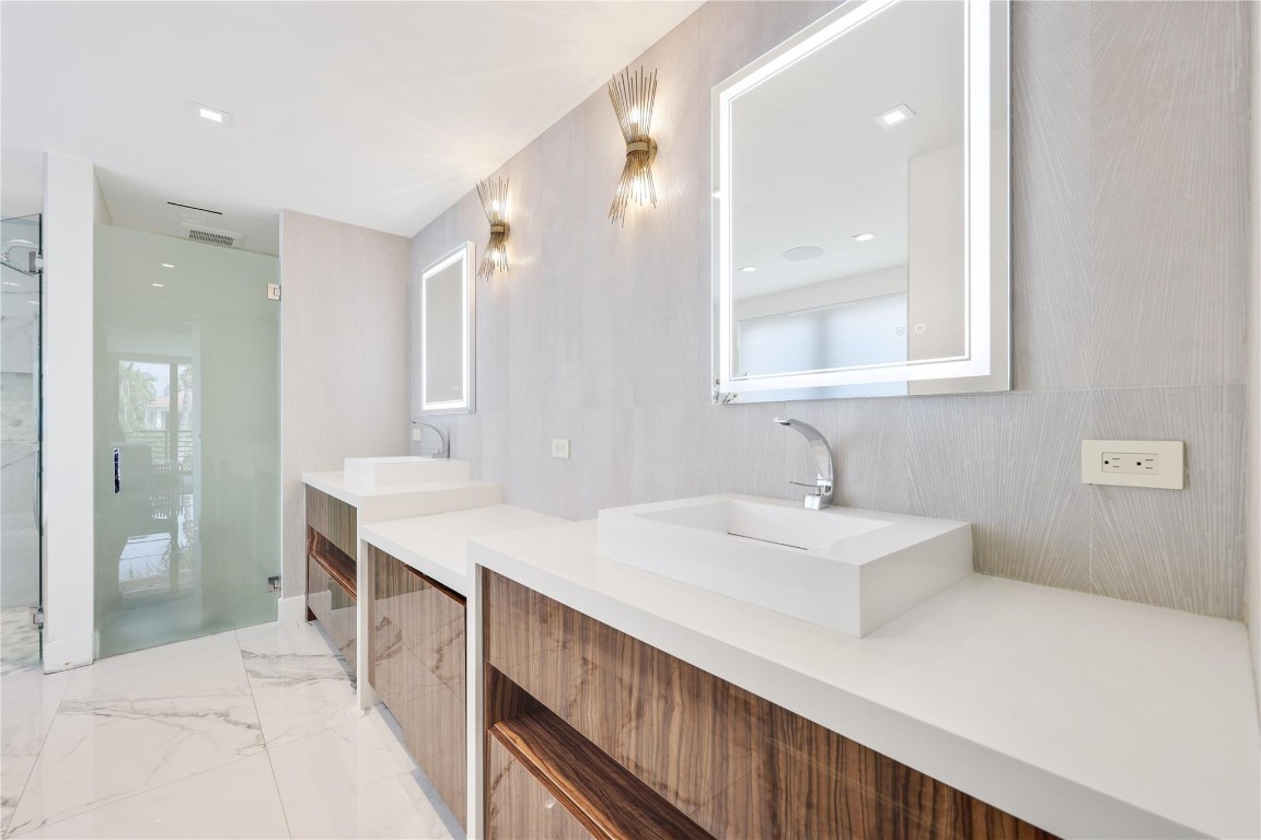 Venice 8-12 B - Residential