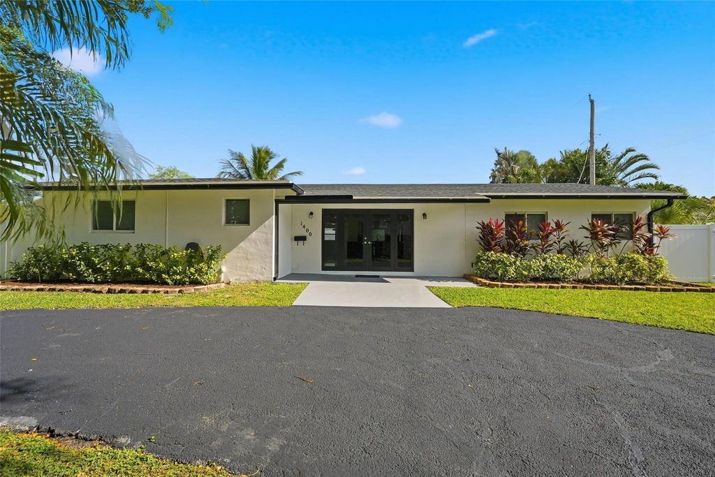 Photo of 1400 SE 8th Avenue, Deerfield Beach, FL 33441 (MLS # B26024076)
