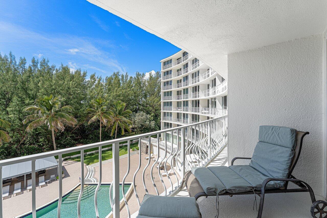 2774 S Ocean Boulevard 409, Palm Beach, FL, 33480/$925,000 3 2774 S Ocean Boulevard 409