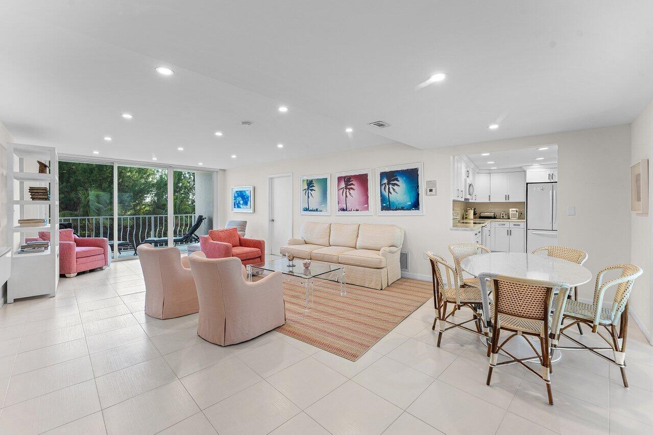 2774 S Ocean Boulevard 409, Palm Beach, FL, 33480/$925,000 4 2774 S Ocean Boulevard 409