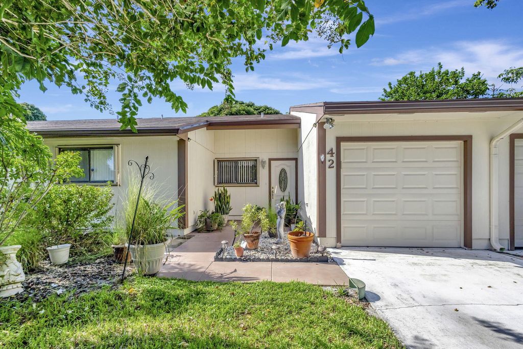 Photo of 42 Kensington Lane, Boynton Beach, FL 33426 (MLS # R11019778)