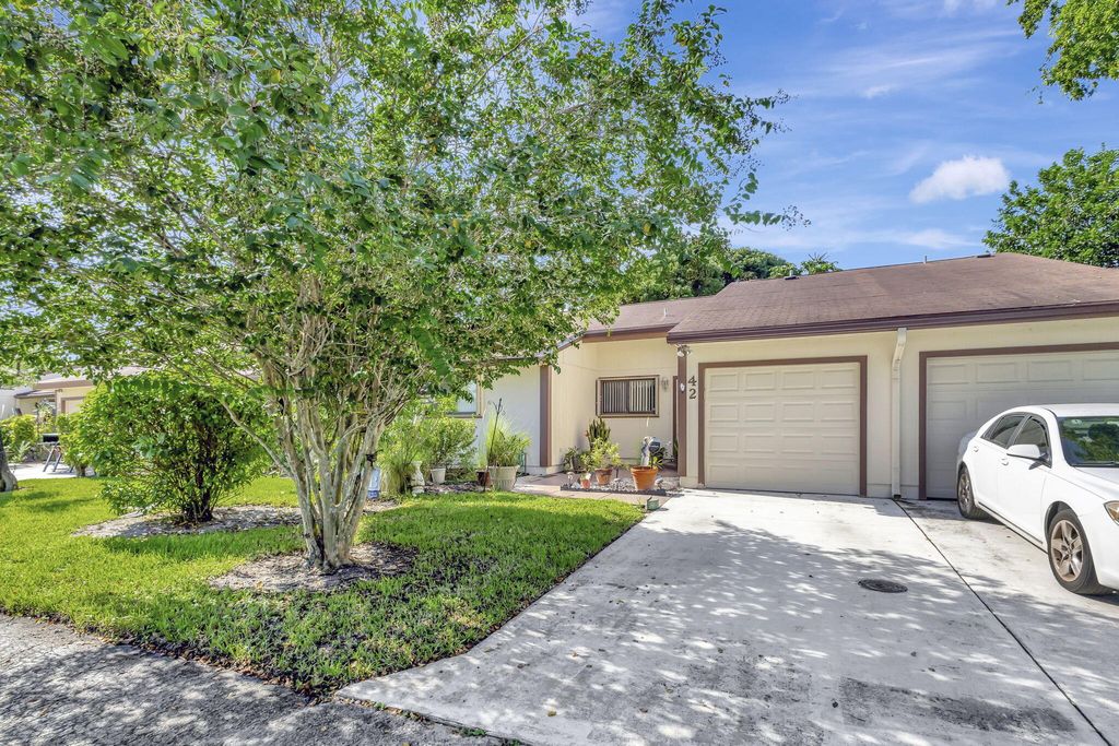Photo of 42 Kensington Lane, Boynton Beach, FL 33426 (MLS # R11019778)