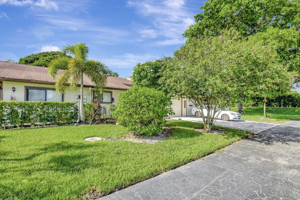 Photo of 42 Kensington Lane, Boynton Beach, FL 33426 (MLS # R11019778)