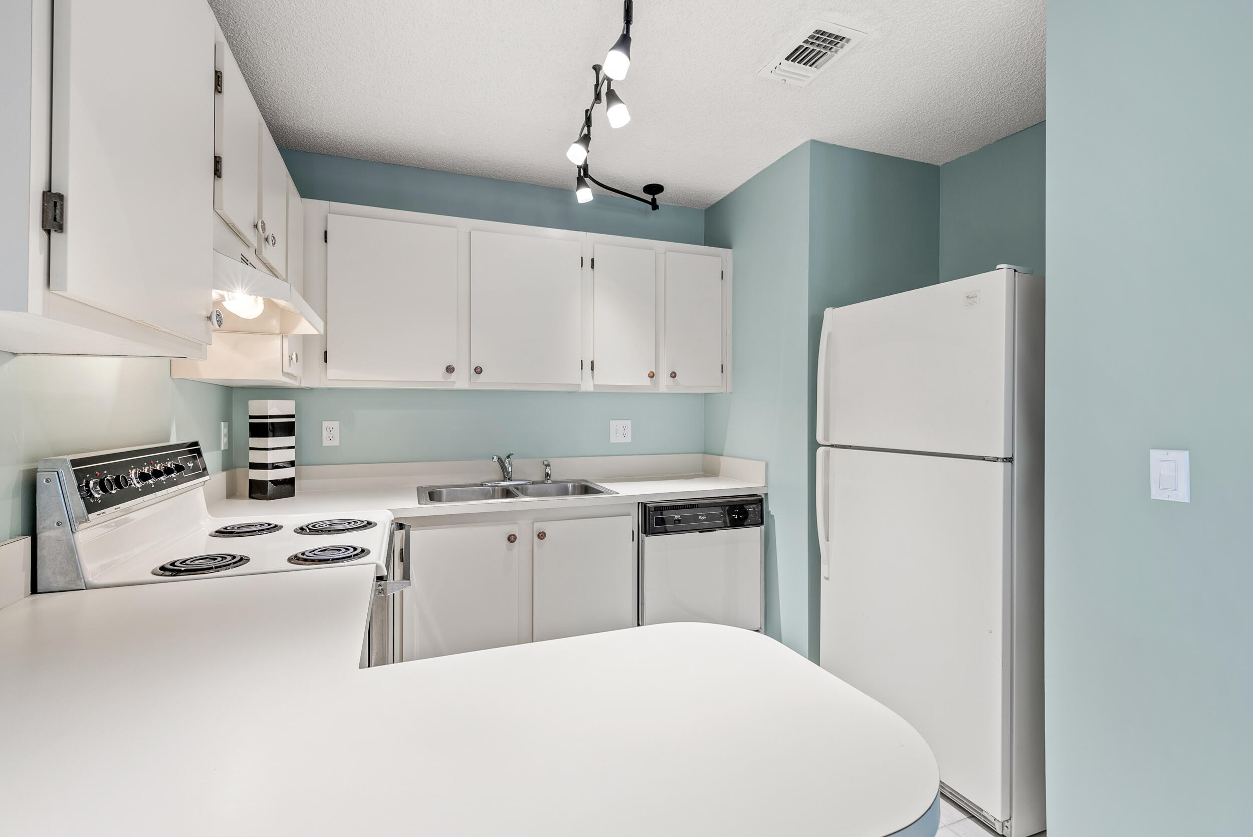 SAVANNAS CLUB CONDO - Residential