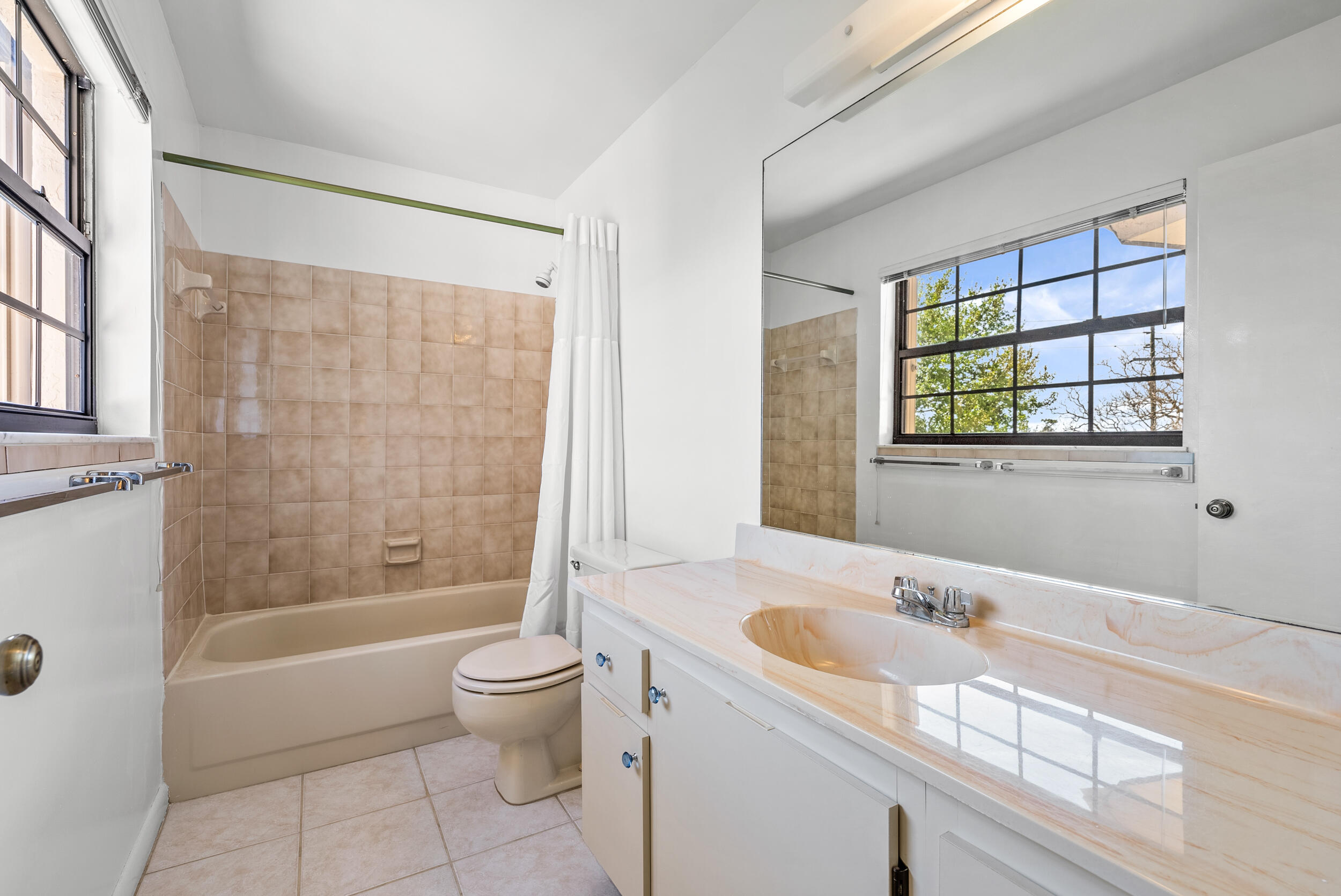 SAVANNAS CLUB CONDO - Residential