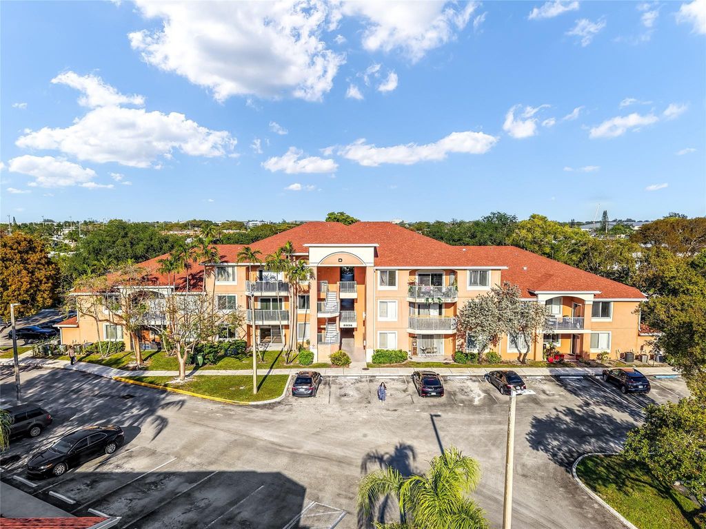 Photo of 6936 SW 39 St #104D, Fort Lauderdale, FL 33314 (MLS # F10498032)