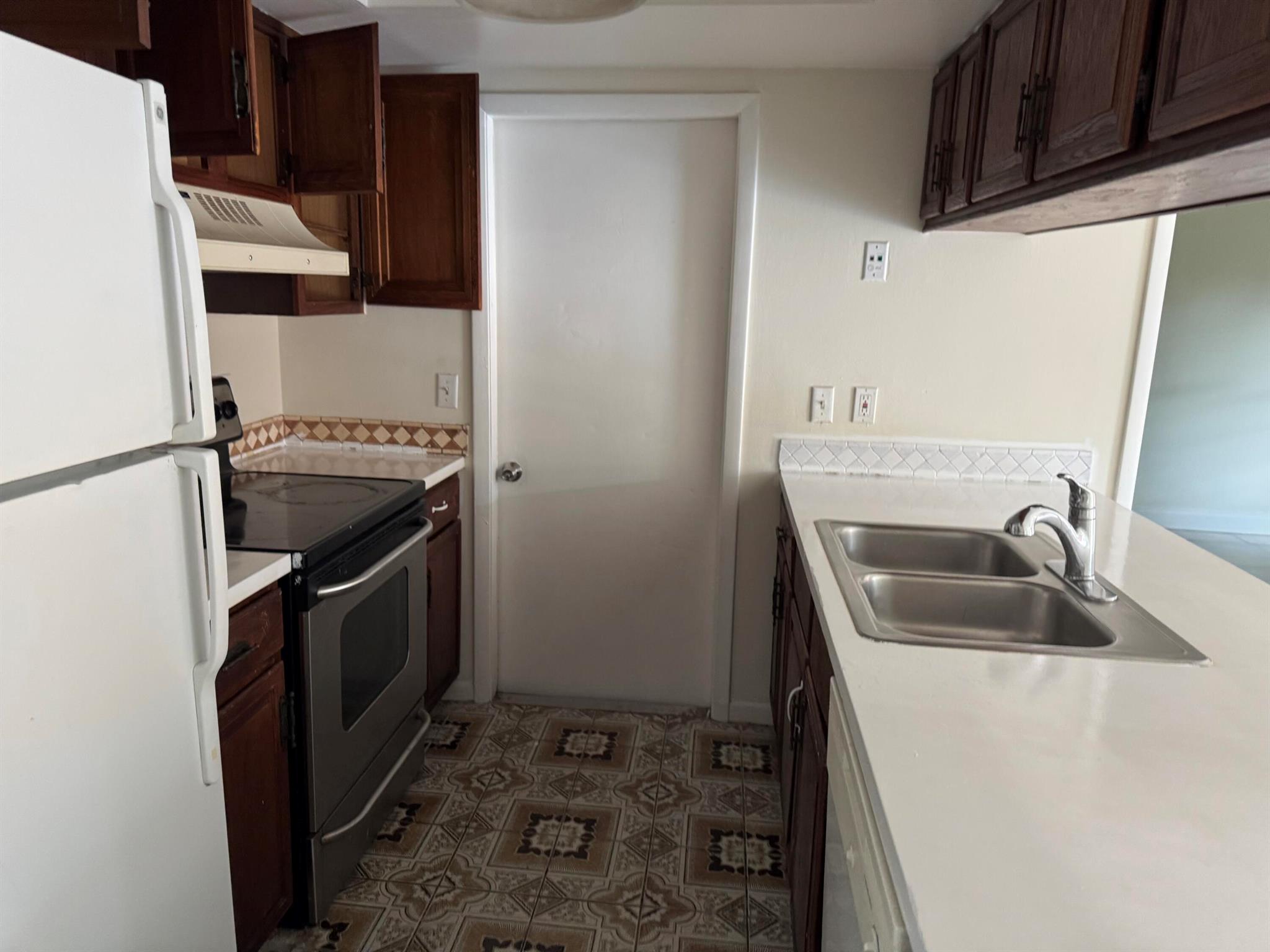 SUGAR POND MANOR OF WELLI - Residential Lease