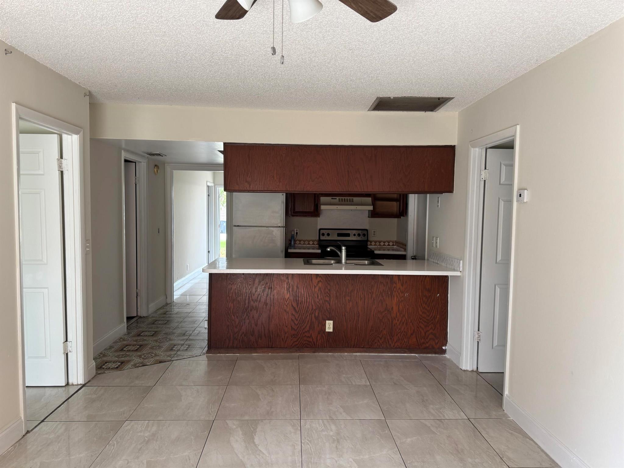 SUGAR POND MANOR OF WELLI - Residential Lease