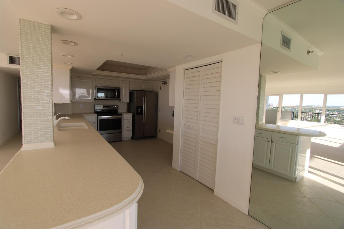 3200 Port Royale Drive 2007